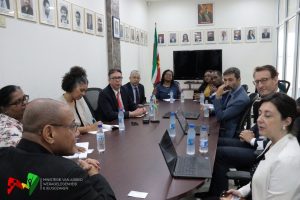 Minister Steven Mac Andrew in gesprek met de delegatie van de Wereldbank onder leiding van Diletta Doretti Resident Representative van de Wereldbank voor Guyana en Suriname (rechts).