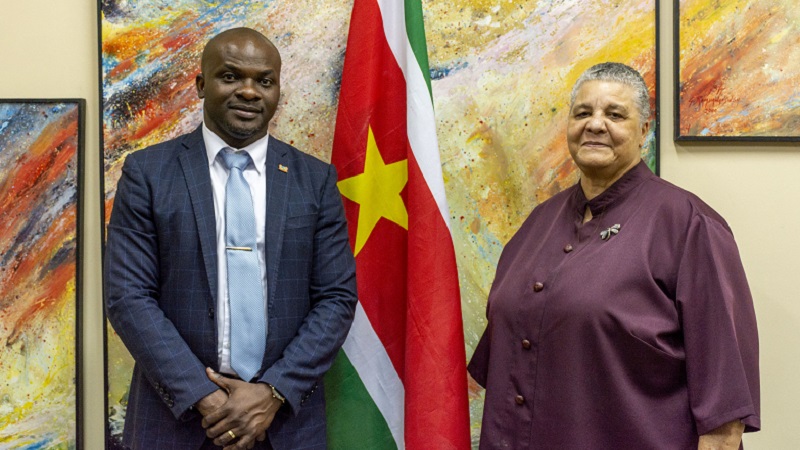 Minister Levens bespreekt onderwijssamenwerking Suriname en Israël met